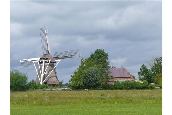 De Wynsermolen is een nog werkende poldermolen uit 1874. In het huisje woonde in de jaren twintig van de vorige eeuw de molenaar met zijn gezin.